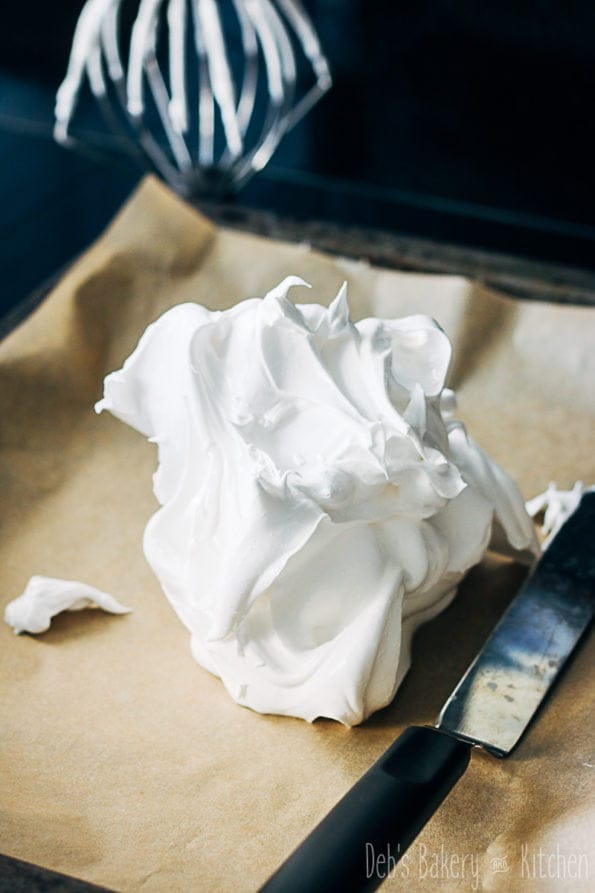 meringuerol met rozenroom en kersen