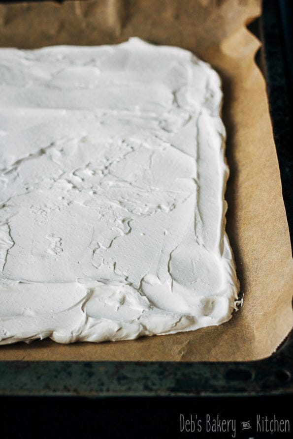 meringuerol met rozenroom en kersen