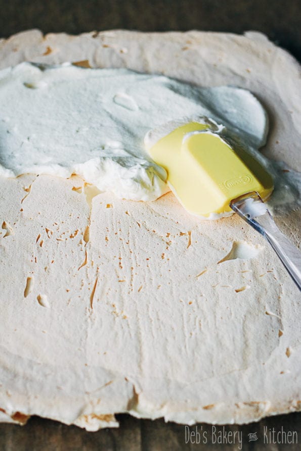 meringuerol met rozenroom en kersen