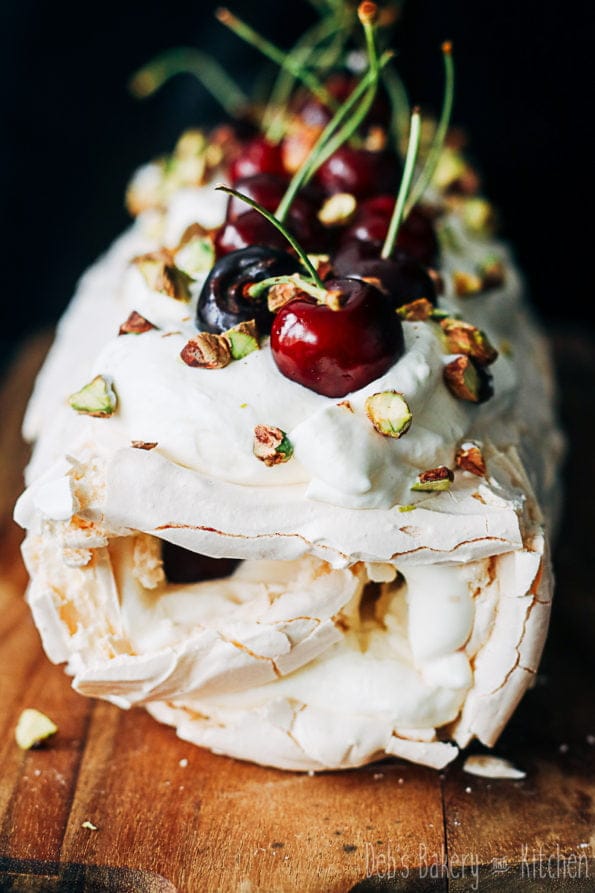 meringuerol met rozenroom en kersen