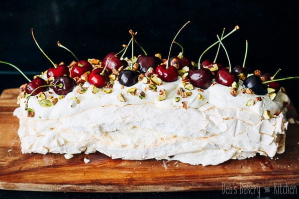 meringuerol met rozenroom en kersen