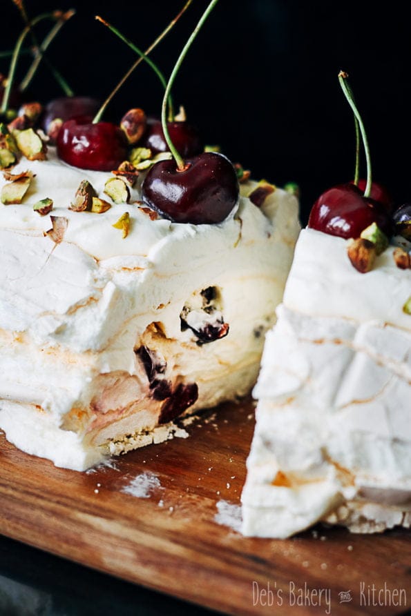 meringuerol met rozenroom en kersen