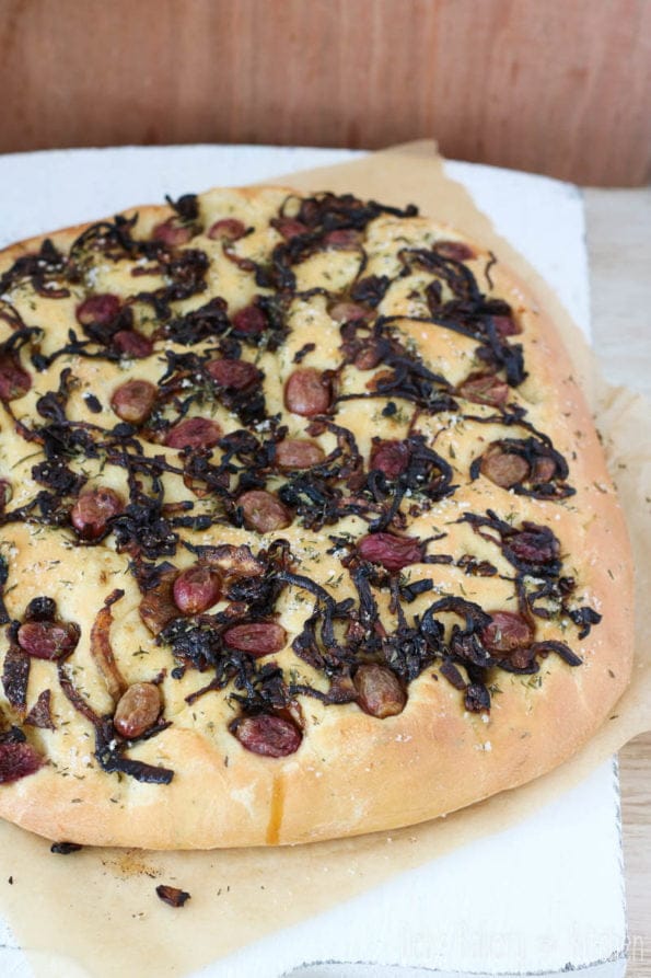 Druiven focaccia met gekarameliseerde ui