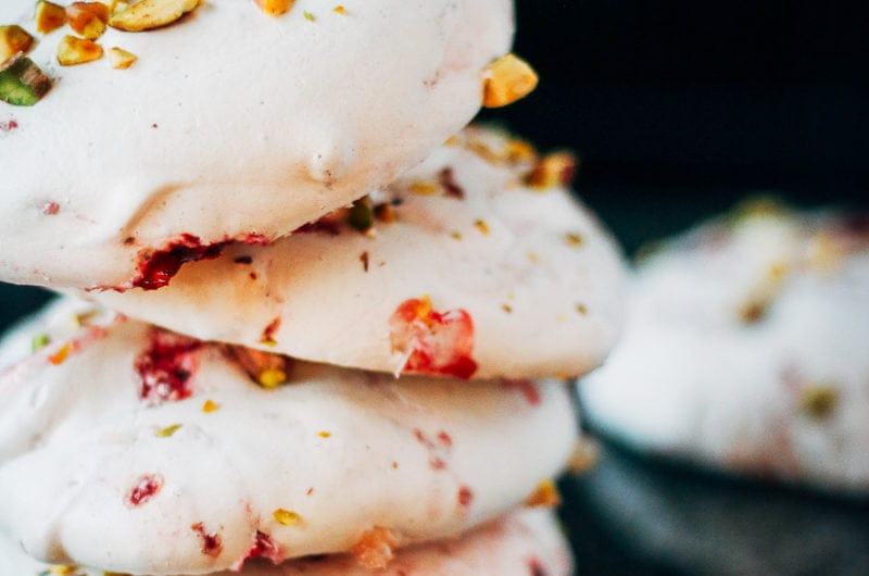 Frambozen meringues met pistachenoten