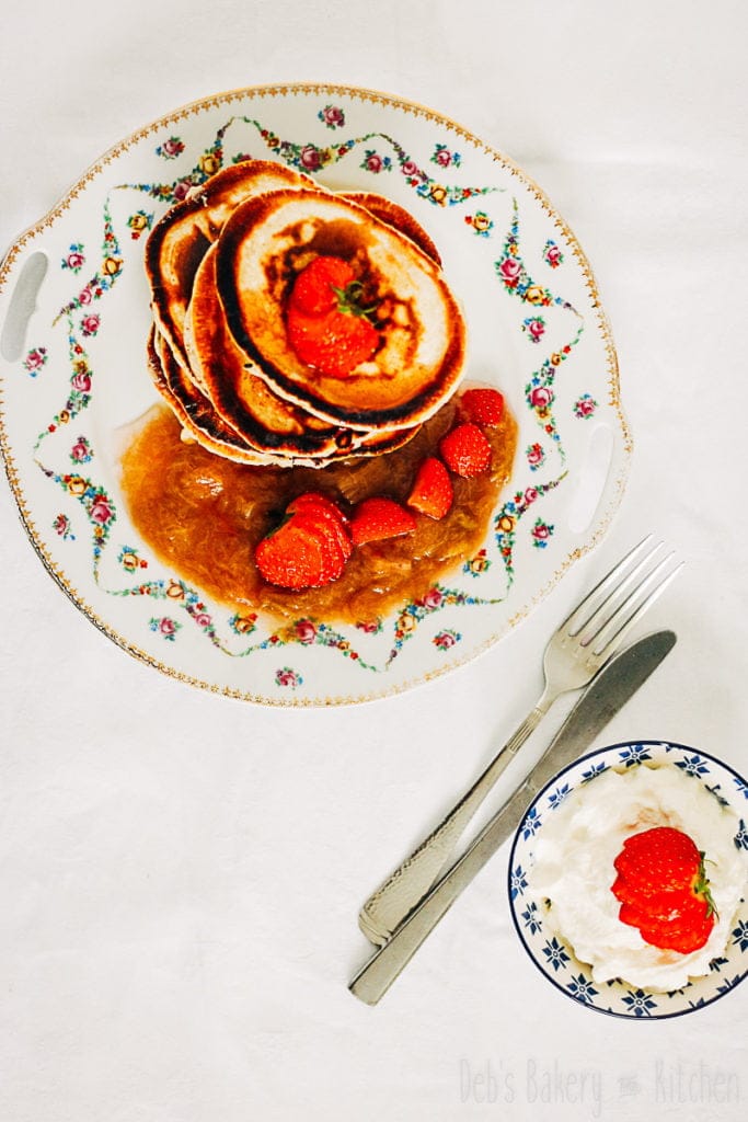 Chai pancakes met rabarbercompote