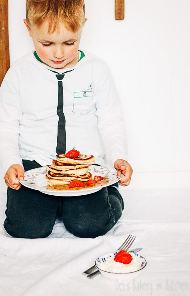 Chai pancakes met rabarbercompote