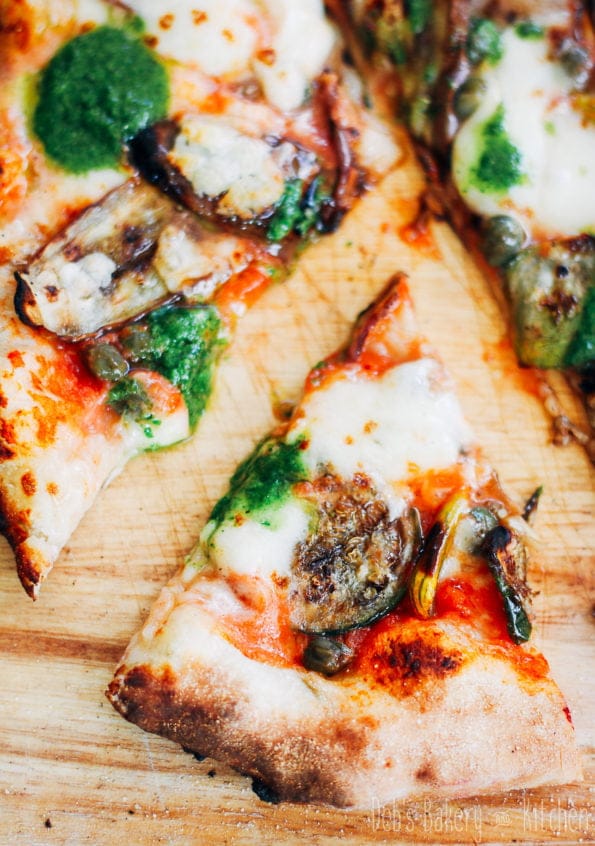 pizza met aubergine en pesto