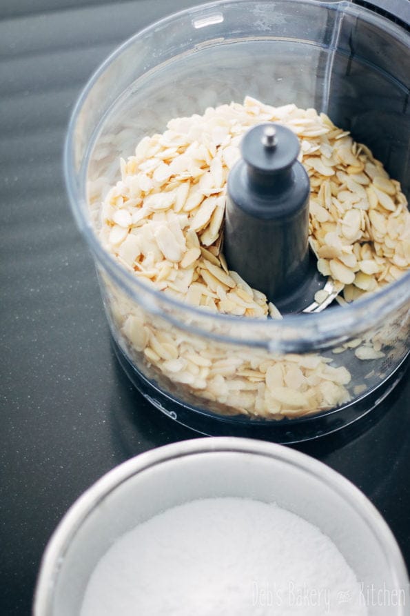 macarontaartje met frambozen en chocolademousse