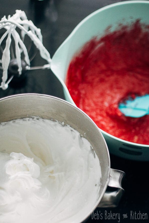 macarontaartje met frambozen en chocolademousse