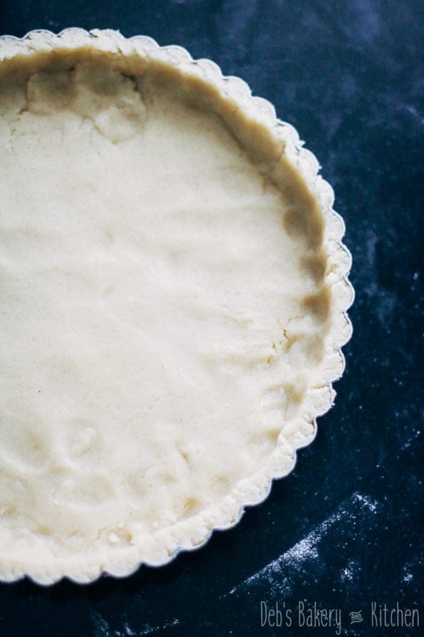 macarontaartje met frambozen en chocolademousse