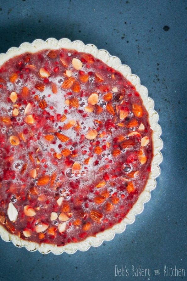 macarontaartje met frambozen en chocolademousse