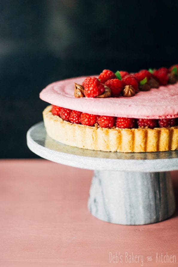 macarontaartje met frambozen en chocolademousse