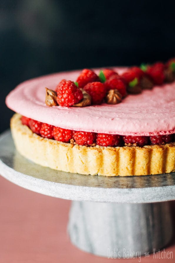 macarontaartje met frambozen en chocolademousse