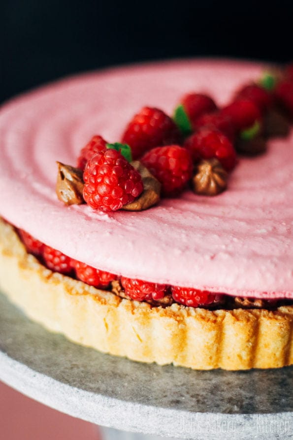 macarontaartje met frambozen en chocolademousse