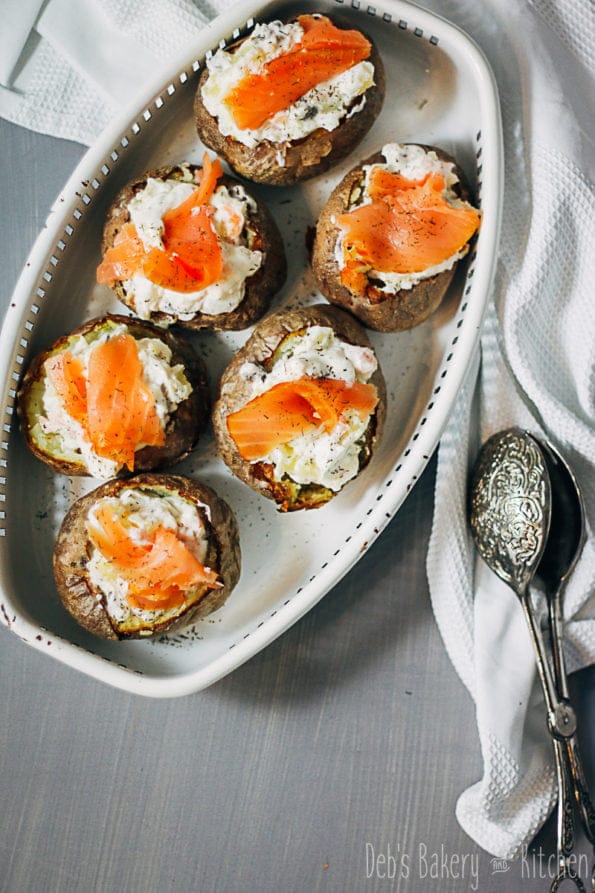 Gepofte aardappel met zalm en ricotta