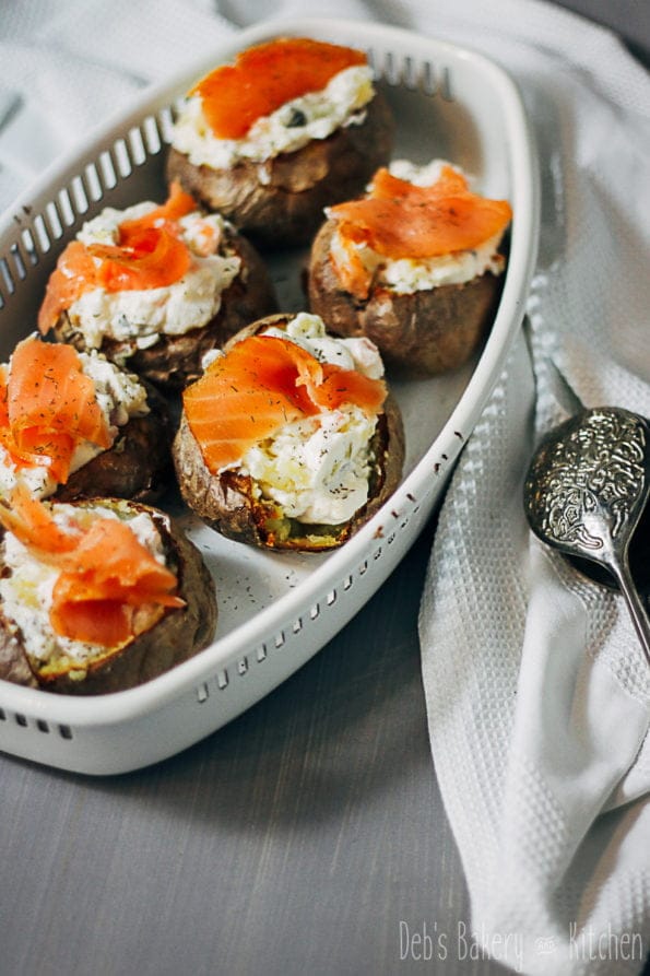 Gepofte aardappel met zalm en ricotta