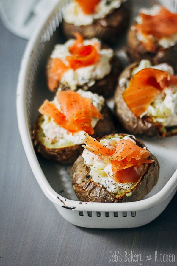Gepofte aardappel met zalm en ricotta