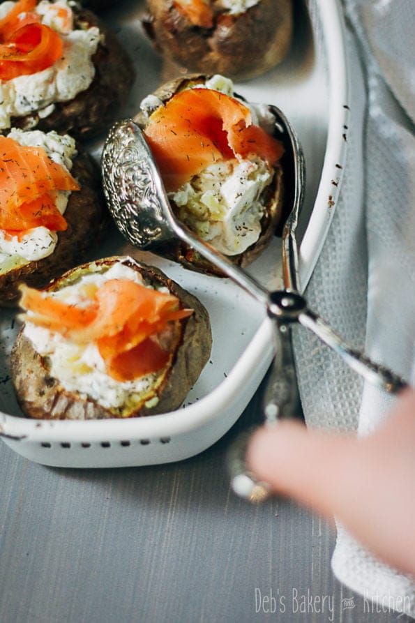 Gepofte aardappel met zalm en ricotta