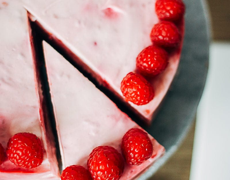 frambozen yoghurttaart met chocoladebodem