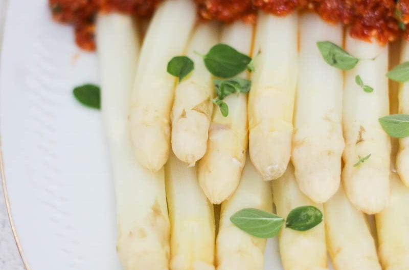Witte asperges met tomatenpesto