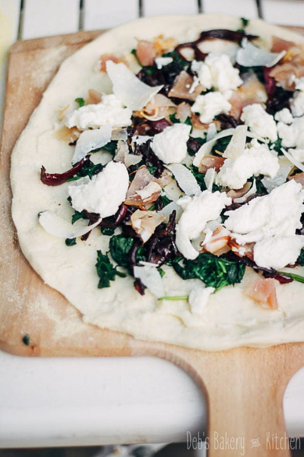 pizza met spinazie, bacon en ui