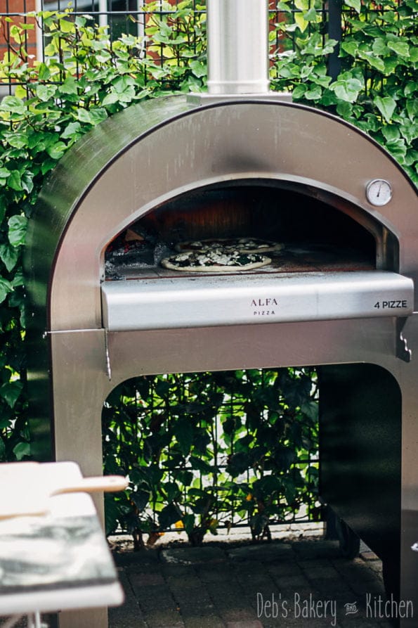 pizza met spinazie, bacon en ui