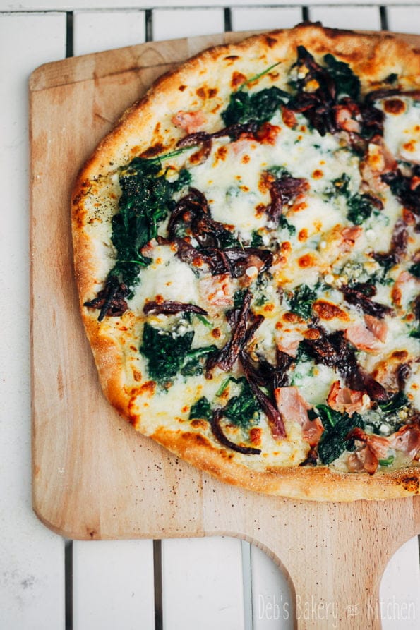 pizza met spinazie, bacon en ui