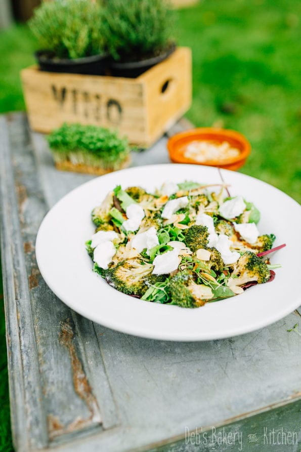 broccolisalade met amandelen en geitenkaas