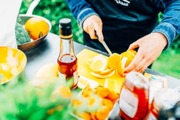 dessertsalade van gegrilde sinaasappel, mango en geitenkaas