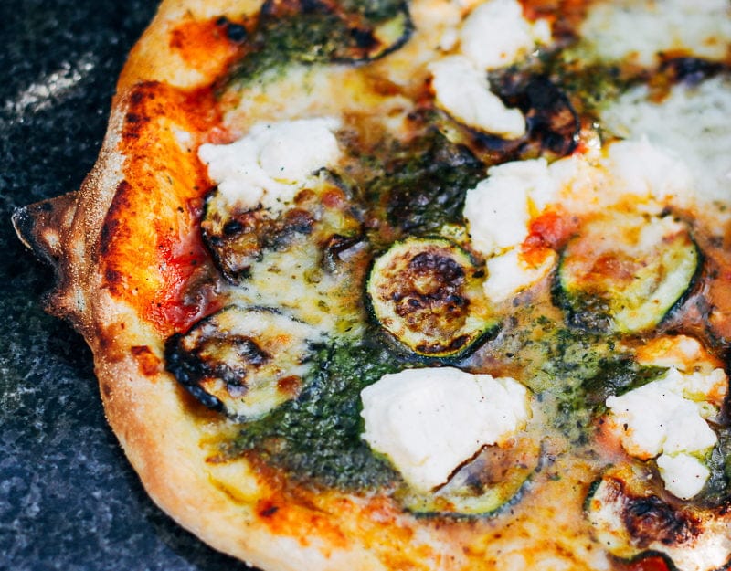 pizza met courgette, ricotta en pesto