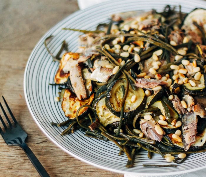 Zeewier pastasalade met courgette en sardines