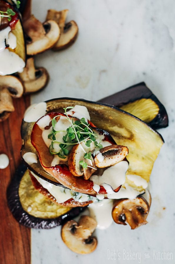 hamburgers met gegrilde aubergines
