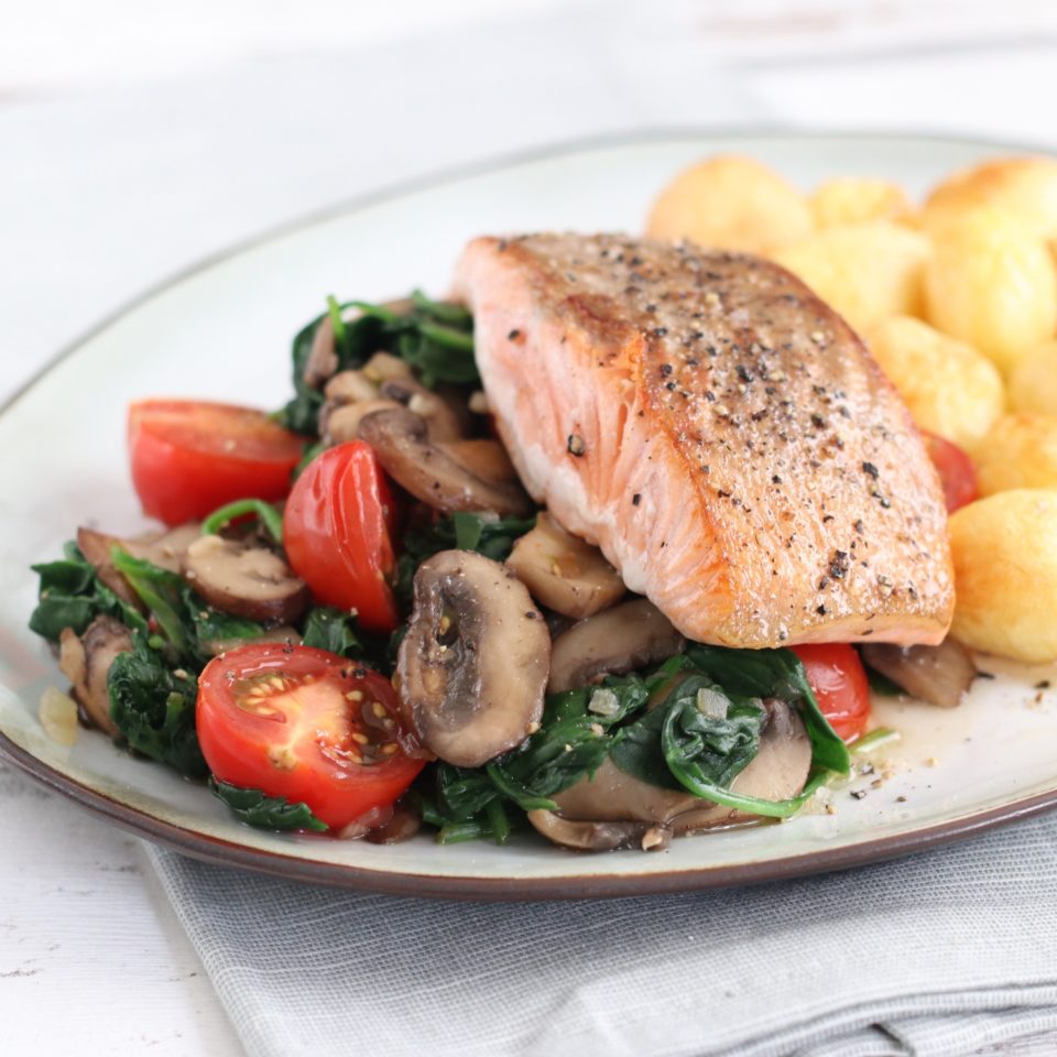 zalmfilet op een bedje van spinazie, champignons en tomaatjes Marielle in de keuken