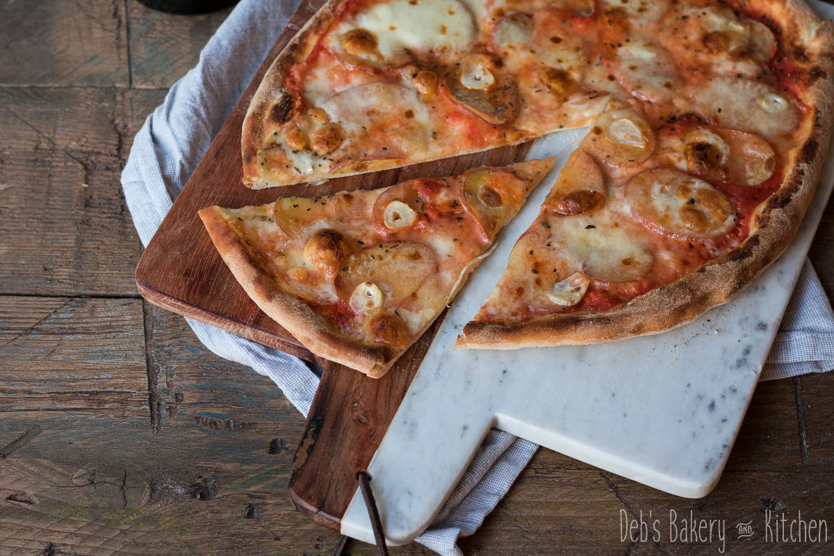 Pizza met roseval aardappels en truffel taleggio
