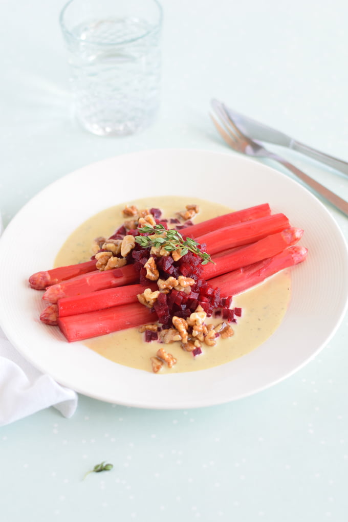 Roze-asperges-met-blauwe-kaassaus-en-bietjes-Anniepannie