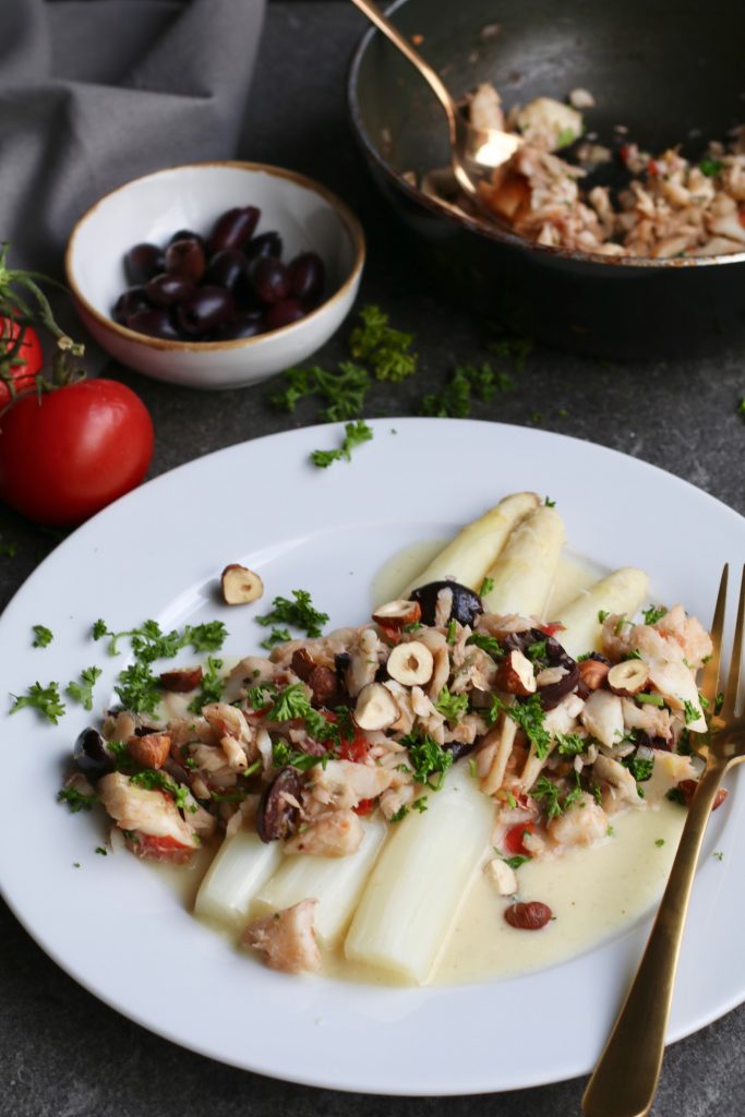 Witte-asperges-met-bakkeljauw-en-taggiasca-olijven5-683x1024