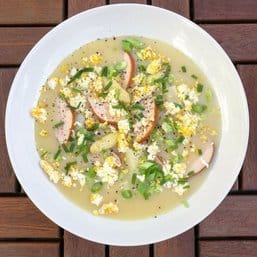 aspergesoep met gerookte kip en ei