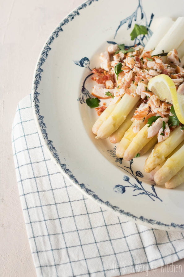 Gestoomde citroen asperges met gerookte kip