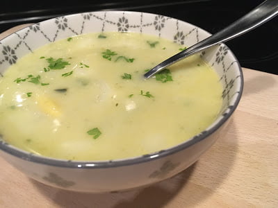 vegetarische aspergesoep met peterselie