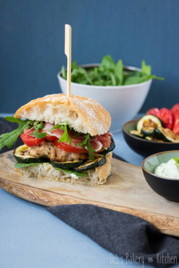 Italiaanse kipburger met courgette en Parmaham