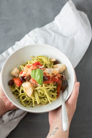 Tomatenlinguine met heilbot en amandelpesto