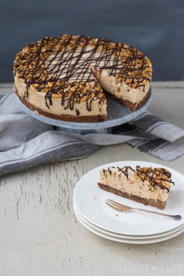 pindakaas cheesecake met pretzels en chocolade