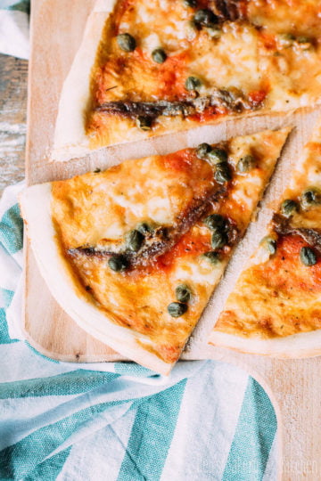 pizza met ansjovis en kappertjes-
