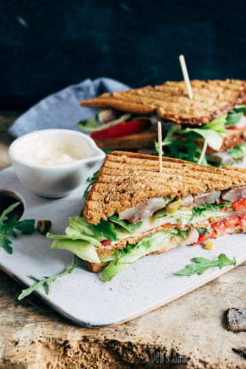 clubsandwich met haring, olijven en zongedroogde tomaat