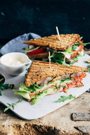 clubsandwich met haring, olijven en zongedroogde tomaat