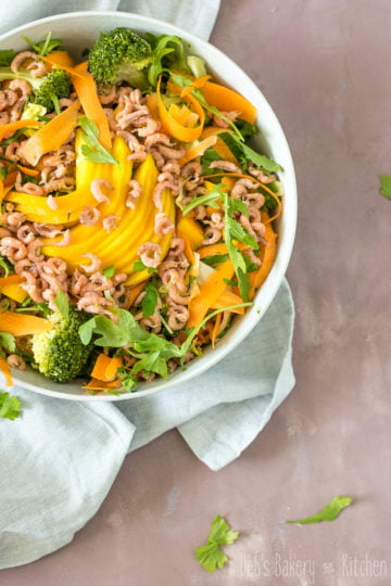 Frisse salade met mango en Hollandse garnalen