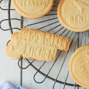 koekjes bakken en versieren met een stempel