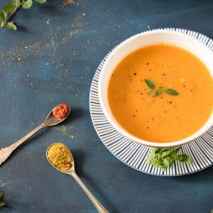 zoete aardappel courgettesoep met harissa