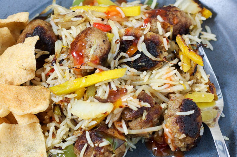 Snelle rijstmaaltijd met gehaktballetjes