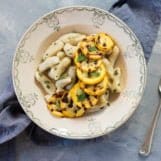 gnocchi met saliejus en gegrilde courgette